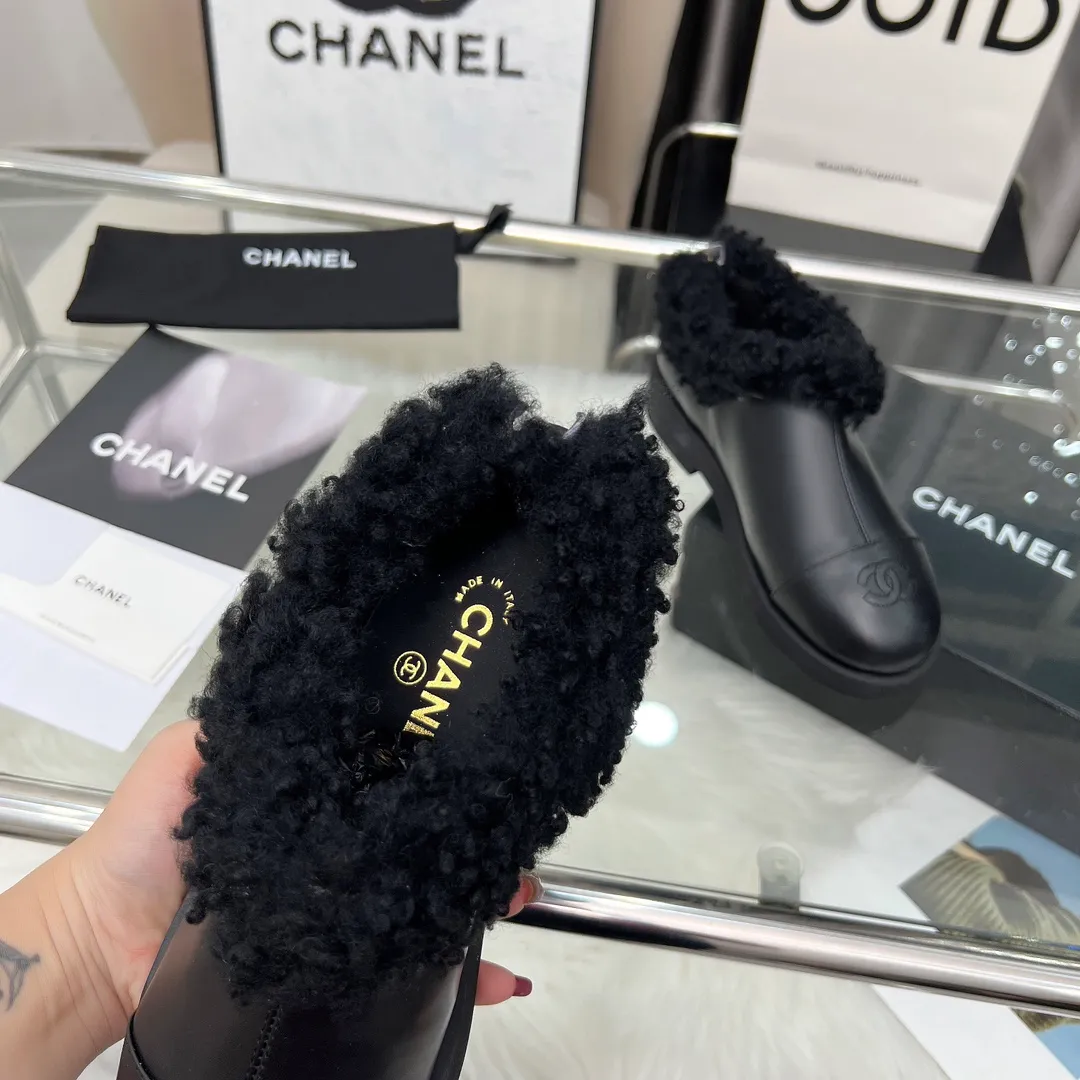 👟👟Ex-factory price 540👟👟 High version of Chanel CHANEL, 🌞🌞🌞Xiaoxiang’s latest 2025 autumn and winter short boots, a must-have item for this autumn and winter season! ! Ms. Chanel loves simple yet irresistible combinations to show her unique style. Mix and match freely to shine⚡Follow Grandma’s fashion steps! ! ! The top-notch craftsmanship and texture are perfectly presented. No matter any details, you can compare them with the counters. The best quality products can be entered and exited from the counters at will! ! ❶Material: imported cowhide/cow suede/wool ❷Lining: sheepskin lining ❸Feet: sheepskin ❹Outsole: original molded sole ❺Heel height: 3cm ❻Number of yards: 35-40 (40 and 41 are customized and non-refundable)